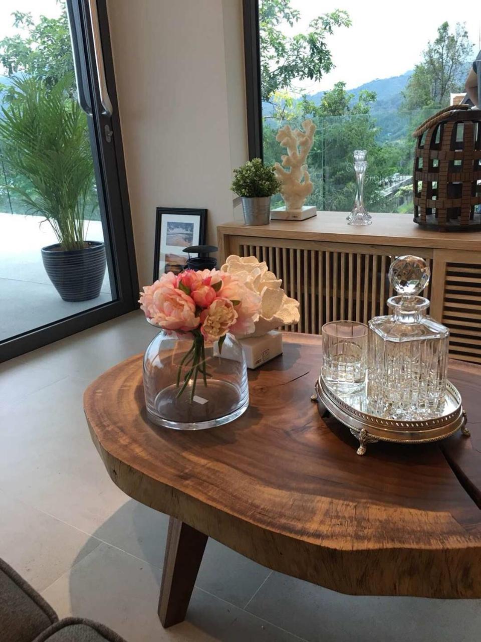 Hotel Patong Heights Extérieur photo A table with a flower vase